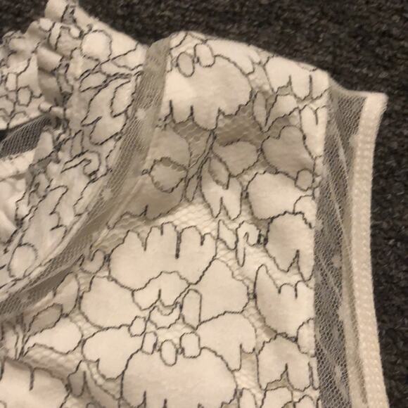 Torrid Brand White Lace Mock Neck Tank Top Tunic Floral Black Women's size 5 28 - Picture 6 of 7